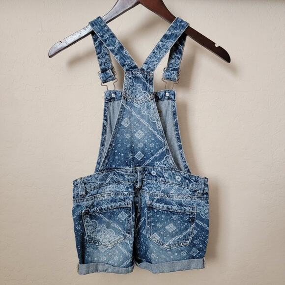 L.E.I. Printed Rolled Cuff Denim Short Overalls - Picture 7 of 14